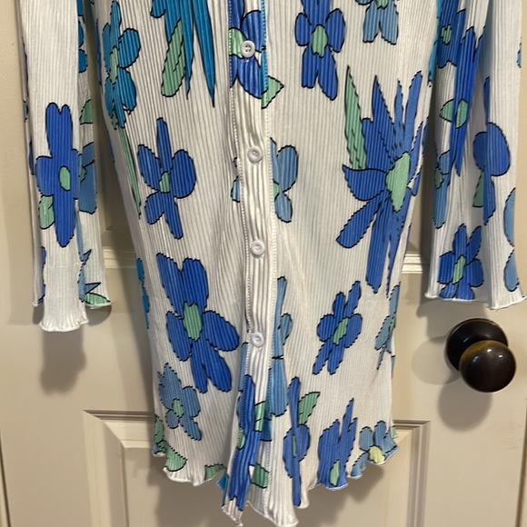 White with blue flowers crinkled dress size L NWT - Picture 5 of 9